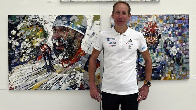 Lyžař Lukáš Bauer v pražské Galerii Mánes na výstavě umělců k závodu Jizerská padesátka. Lyžař Lukáš Bauer v pražské Galerii Mánes na výstavě umělců k závodu Jizerská padesátka.