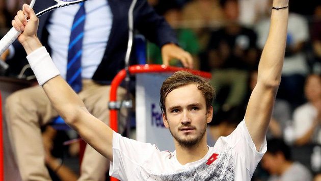 Ruský tenista Daniil Medveděv se raduje z postupu do finále tenisového turnaje okruhu ATP v japonském Tokyu. Ruský tenista Daniil Medveděv se raduje z postupu do finále tenisového turnaje okruhu ATP v japonském Tokyu.