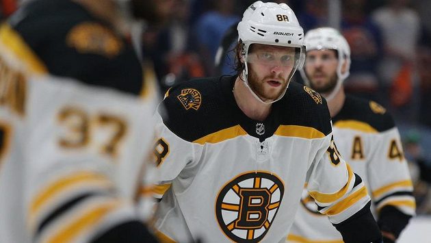 Zklamání z vyřazení Bostonu z play off NHL musela překousnout i česká hvězda Bruins - David Pastrňák. Zklamání z vyřazení Bostonu z play off NHL musela překousnout i česká hvězda Bruins - David Pastrňák.