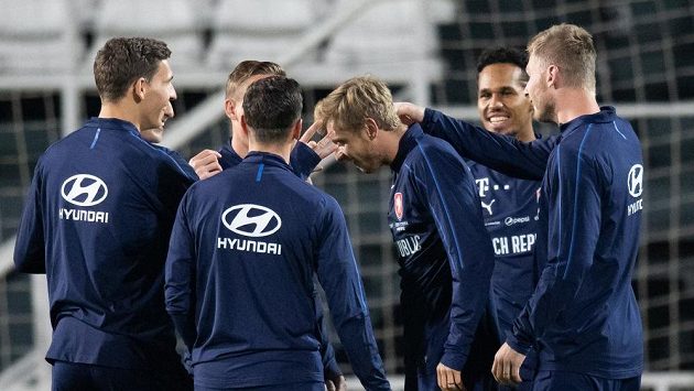 Ladislav Krejčí (uprostřed) mezi spoluhráči během tréninku fotbalové reprezentace. Ladislav Krejčí (uprostřed) mezi spoluhráči během tréninku fotbalové reprezentace.