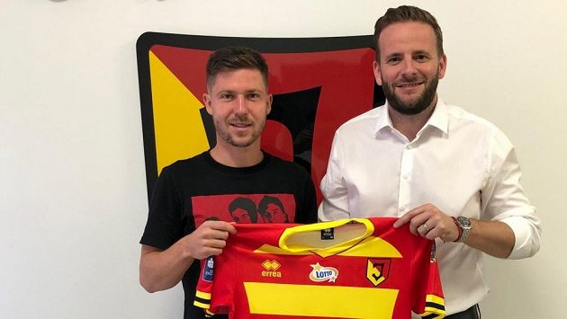 Tomáš Přikryl s dresem Jagiellonie Białystok, vpravo manažer Jakub Otava. Tomáš Přikryl s dresem Jagiellonie Białystok, vpravo manažer Jakub Otava.