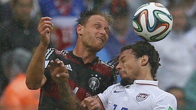 Američan Jermaine Jones (vpravo) a Němec Benedikt Höwedes v hlavičkovém souboji. Američan Jermaine Jones (vpravo) a Němec Benedikt Höwedes v hlavičkovém souboji.