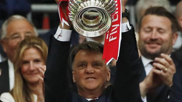 Kritizovaný kouč Louis van Gaal se o víkendu dočkal trofeje... Kritizovaný kouč Louis van Gaal se o víkendu dočkal trofeje...