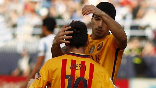 Lionel Messi (zády) a Luis Suárez slaví vítězný gól Barcelony v Malaze. Lionel Messi (zády) a Luis Suárez slaví vítězný gól Barcelony v Malaze.