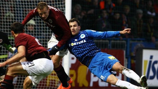 Sparťan Jarošík v souboji s libereckým Rabušicem. Sparťan Jarošík v souboji s libereckým Rabušicem.