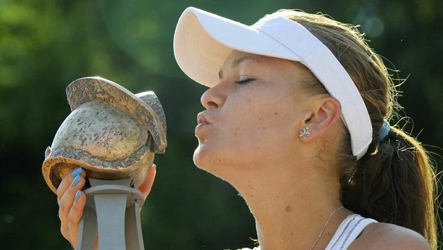 Polka Agnieszka Radwaňská s trofejí pro vítězku turnaje v Bruselu. Polka Agnieszka Radwaňská s trofejí pro vítězku turnaje v Bruselu.