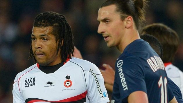 Záložník Kévin Anin (vlevo) z Nice s kanonýrem Zlatanem Ibrahimovicem z PSG v utkání francouzské ligy. Záložník Kévin Anin (vlevo) z Nice s kanonýrem Zlatanem Ibrahimovicem z PSG v utkání francouzské ligy.