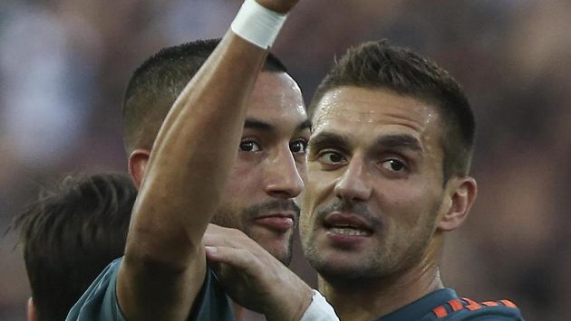 Radost fotbalistů Ajaxu z gólu proti Soluni. Radost fotbalistů Ajaxu z gólu proti Soluni.