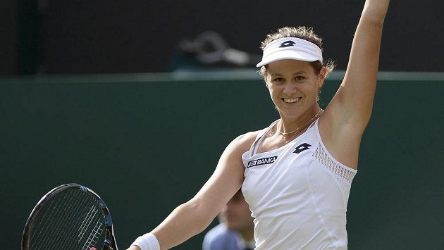 Slovenka Jana Čepelová po senzační výhře ve 3. kole Wimbledonu. Slovenka Jana Čepelová po senzační výhře ve 3. kole Wimbledonu.