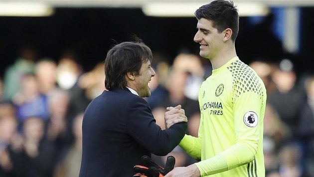Rozesmátý brankář Chelsea Thibaut Courtois se raduje s trenérem Antoniem Contem po výhře nad Arsenalem. Rozesmátý brankář Chelsea Thibaut Courtois se raduje s trenérem Antoniem Contem po výhře nad Arsenalem.
