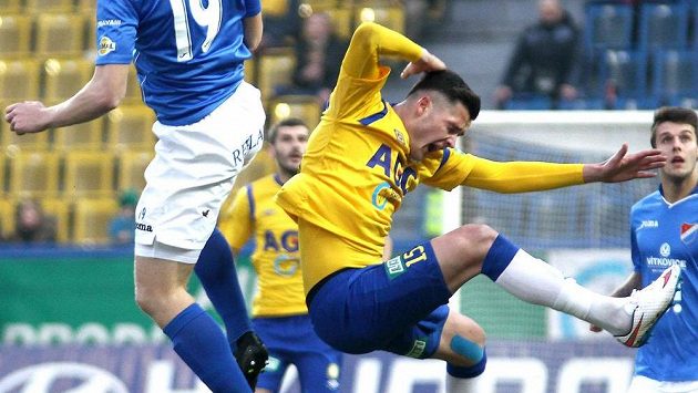 Teplický Roman Potočný (vpravo) během zápasu s Baníkem Ostrava. Teplický Roman Potočný (vpravo) během zápasu s Baníkem Ostrava.