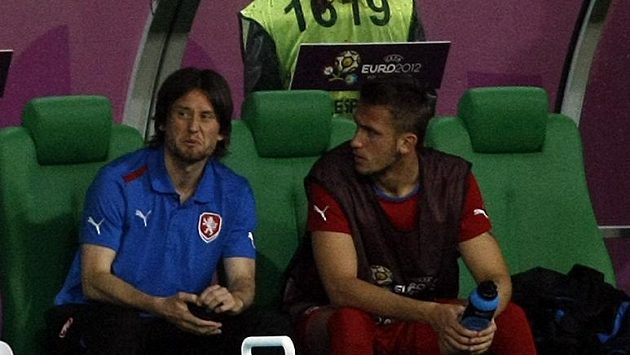 Tomáš Rosický (vlevo) a Tomáš Pekhart sledují zápas Česko - Polsko z lavičky. Tomáš Rosický (vlevo) a Tomáš Pekhart sledují zápas Česko - Polsko z lavičky.