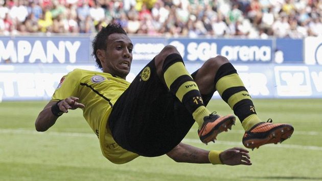 Nová posila Dortmundu Pierre-Emerick Aubameyang slaví hattrick proti Augsburgu. Nová posila Dortmundu Pierre-Emerick Aubameyang slaví hattrick proti Augsburgu.
