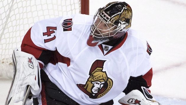 Brankář Ottawy Craig Anderson v utkání NHL proti Vancouveru. Brankář Ottawy Craig Anderson v utkání NHL proti Vancouveru.