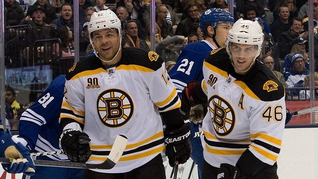 Jarome Iginla a David Krejčí (vpravo) slaví gól na ledě Toronta. Jarome Iginla a David Krejčí (vpravo) slaví gól na ledě Toronta.
