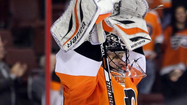 Gólman Philadelphie Ilja Bryzgalov slaví výhru Flyers nad Washingtonem. Gólman Philadelphie Ilja Bryzgalov slaví výhru Flyers nad Washingtonem.
