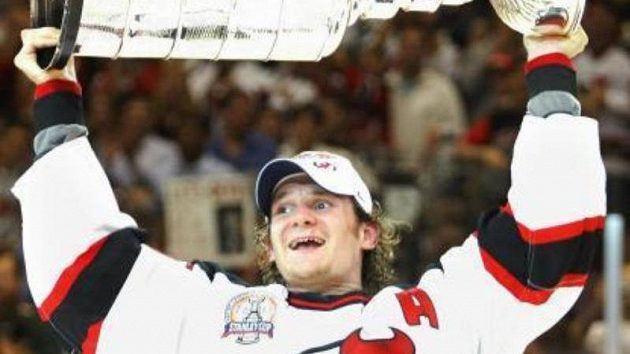 Bude se i v nadcházející sezóně NHL radovat český hokejista ze zisku Stanleyova poháru? Na snímku Patrik Eliáš z New Jersey. Bude se i v nadcházející sezóně NHL radovat český hokejista ze zisku Stanleyova poháru? Na snímku Patrik Eliáš z New Jersey.
