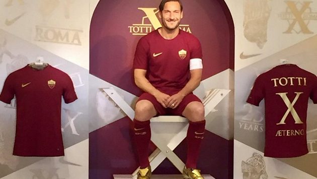 Francesco Totti, legenda AS Řím, představil v uplynulém ročníku Serie A nové zlaté kopačky. Po sezóně však ukončil hráčskou kariéru a bude ředitelem AS Řím. Francesco Totti, legenda AS Řím, představil v uplynulém ročníku Serie A nové zlaté kopačky. Po sezóně však ukončil hráčskou kariéru a bude ředitelem AS Řím.
