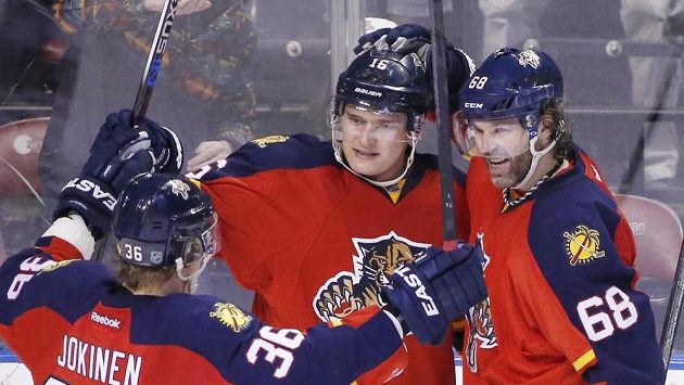 Jussi Jokinen (vlevo) přijíždí k radujícím se spoluhráčům z Floridy Jaromírovi Jágrovi (vpravo) a Aleksanderovi Barkovovi. Jussi Jokinen (vlevo) přijíždí k radujícím se spoluhráčům z Floridy Jaromírovi Jágrovi (vpravo) a Aleksanderovi Barkovovi.