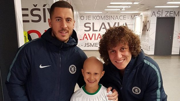 Malá Klára se svým idolem Edenem Hazardem a jeho parťákem z Chelsea Davidem Luizem Malá Klára se svým idolem Edenem Hazardem a jeho parťákem z Chelsea Davidem Luizem