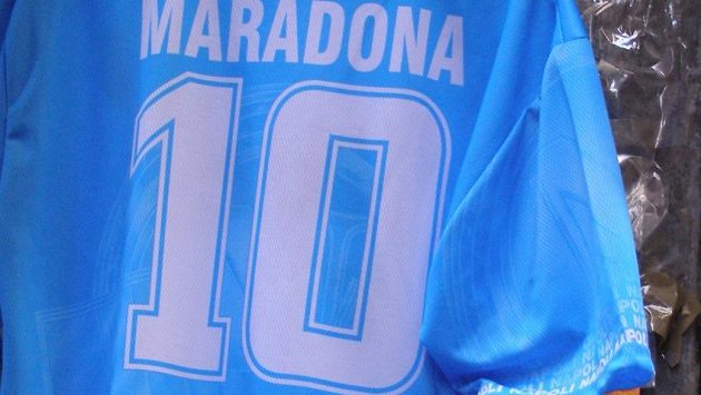 Dres fotbalisty Diega Maradony se vydraží na dobročinné účely. Dres fotbalisty Diega Maradony se vydraží na dobročinné účely.