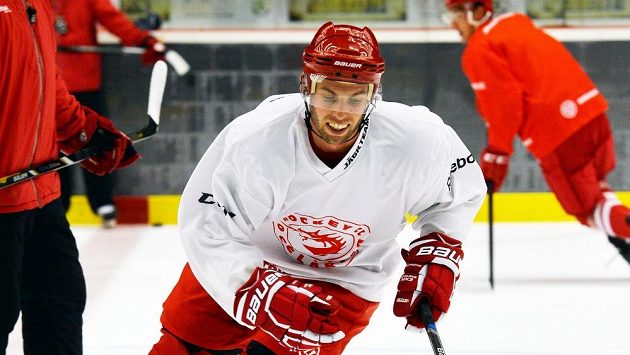 Vladimír Svačina na tréninku třineckých hokejistů. Vladimír Svačina na tréninku třineckých hokejistů.