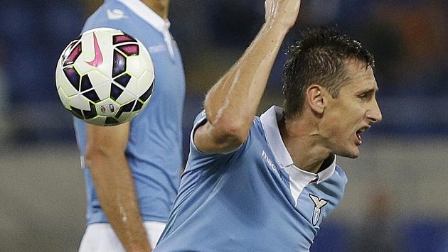 Fotbalista Lazia Miroslav Klose protestuje proti verdiktu sudího v utkání proti Udine. Fotbalista Lazia Miroslav Klose protestuje proti verdiktu sudího v utkání proti Udine.