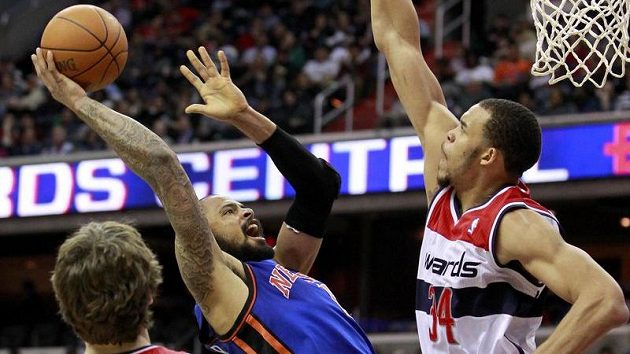 Tyson Chandler z NY Knicks mezi hráči Washingtonu Veselým a McGeem Tyson Chandler z NY Knicks mezi hráči Washingtonu Veselým a McGeem