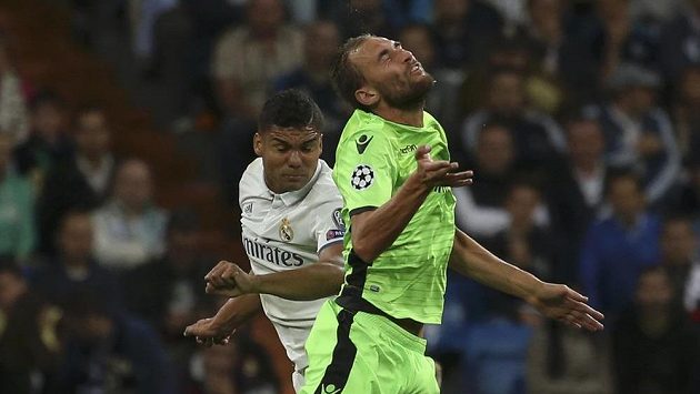 Casemiro (vlevo) z Realu na ilustračním snímku s Basem Dostem ze Sportingu v Lize mistrů. Casemiro (vlevo) z Realu na ilustračním snímku s Basem Dostem ze Sportingu v Lize mistrů.