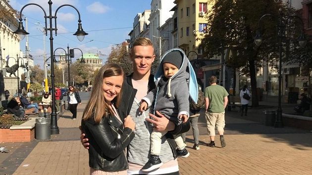 Záložník Plzně Roman Procházka s manželkou Michaelou a synem Timotejem na pěší zóně v Sofii. Záložník Plzně Roman Procházka s manželkou Michaelou a synem Timotejem na pěší zóně v Sofii.