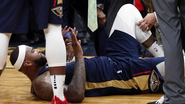 Basketbalista New Orleans DeMarcus Cousins si v závěru utkání s Houstonem přetrhl achillovku. Basketbalista New Orleans DeMarcus Cousins si v závěru utkání s Houstonem přetrhl achillovku.