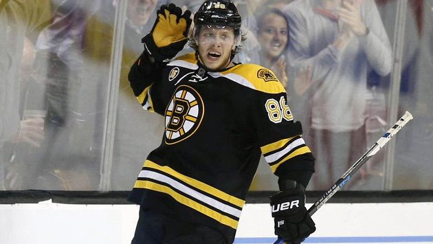 Útočník Bostonu Bruins David Pastrňák slaví gól v utkání prvního kola play off s Ottawou. V prodloužení ale výhru urvali Senátoři. Útočník Bostonu Bruins David Pastrňák slaví gól v utkání prvního kola play off s Ottawou. V prodloužení ale výhru urvali Senátoři.