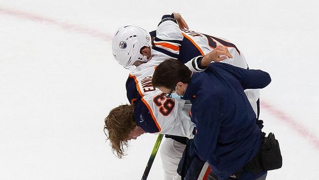 Zraněný Tyler Ennis (63) z Edmontonu opouští led. Zraněný Tyler Ennis (63) z Edmontonu opouští led.