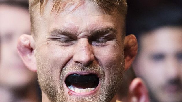 Alexander Gustafsson prožil ve Stockholmu výjimečný večer. Nejdříve poslal k zemi soupeře, poté požádal přítlekyni o ruku. I tady vyhrál. Alexander Gustafsson prožil ve Stockholmu výjimečný večer. Nejdříve poslal k zemi soupeře, poté požádal přítlekyni o ruku. I tady vyhrál.
