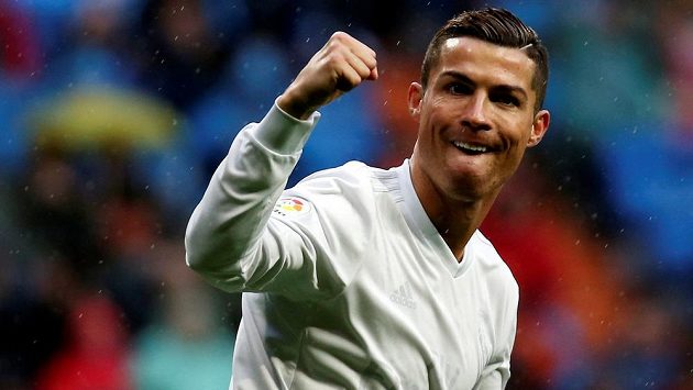Cristiano Ronaldo z Realu Madrid oslavuje jednu ze svých dvou branek proti Gijónu. Cristiano Ronaldo z Realu Madrid oslavuje jednu ze svých dvou branek proti Gijónu.