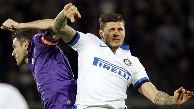 Obránce Fiorentiny Gonzalo Rodríguez (vlevo) v souboji s argentinským útočníkem Maurem Icardim z Interu Milán. Obránce Fiorentiny Gonzalo Rodríguez (vlevo) v souboji s argentinským útočníkem Maurem Icardim z Interu Milán.