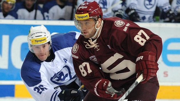 Plzeňský útočník Tomáš Vlasák (vlevo) a sparťanský forvard Petr Ton v předehrávce 29. kola Tipsport extraligy. Plzeňský útočník Tomáš Vlasák (vlevo) a sparťanský forvard Petr Ton v předehrávce 29. kola Tipsport extraligy.