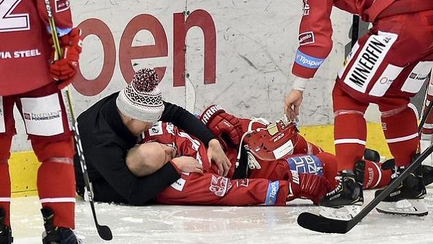 Zraněný kapitán Třince Lukáš Krajíček po nárazu na mantinel. Zraněný kapitán Třince Lukáš Krajíček po nárazu na mantinel.