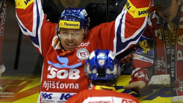 Pardubický David Bartek se raduje ze své branky proti Vítkovicím. Pardubický David Bartek se raduje ze své branky proti Vítkovicím.