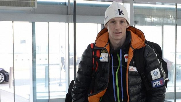 Běžec na lyžích Martin Jakš na letišti v Praze. Běžec na lyžích Martin Jakš na letišti v Praze.