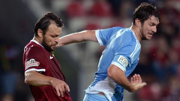 Útočník Pavel Fořt (vpravo) v dresu Slovanu Bratislava. Útočník Pavel Fořt (vpravo) v dresu Slovanu Bratislava.