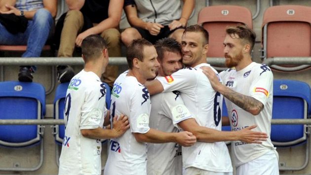 Radost ze čtvrtého gólu Slovácka. Zleva Jaroslav Diviš, Jiří Valenta, střelec gólu Luboš Kalouda, Petr Reinberk a Milan Kerbr. Radost ze čtvrtého gólu Slovácka. Zleva Jaroslav Diviš, Jiří Valenta, střelec gólu Luboš Kalouda, Petr Reinberk a Milan Kerbr.