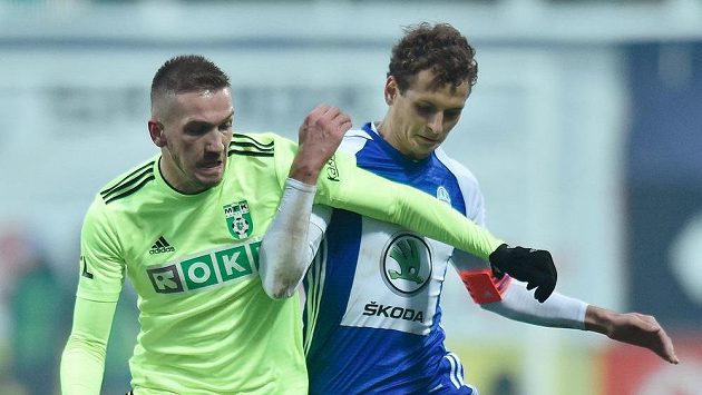 Lukáš Hůlka (vpravo) z Boleslavi a Dávid Guba z Karviné. Lukáš Hůlka (vpravo) z Boleslavi a Dávid Guba z Karviné.