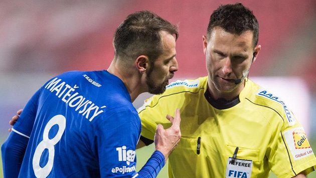 Vyloučený Marek Matějovský z Mladé Boleslavi a rozhodčí Radek Příhoda. Vyloučený Marek Matějovský z Mladé Boleslavi a rozhodčí Radek Příhoda.