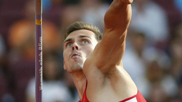 Adam Sebastian Helcelet při oštěpařské části desetiboje na MS v Londýně. Adam Sebastian Helcelet při oštěpařské části desetiboje na MS v Londýně.