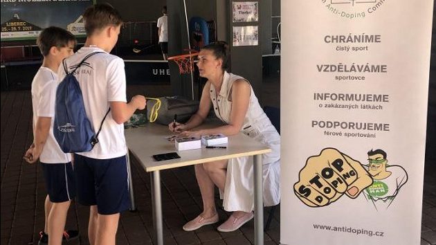 Burgrová vysvětluje mladým sportovcům nebezpečí dopingu Burgrová vysvětluje mladým sportovcům nebezpečí dopingu