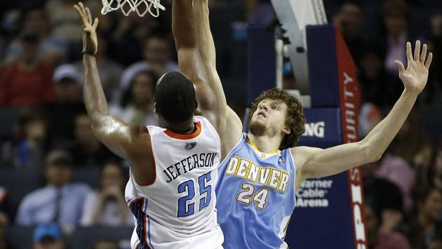 Basketbalista Charlotte Al Jefferson střílí na koš. Zablokovat se ho snaží hráč Denveru Jan Veselý. Basketbalista Charlotte Al Jefferson střílí na koš. Zablokovat se ho snaží hráč Denveru Jan Veselý.