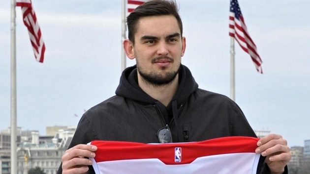 Tomáš Satoranský pózuje s dresem Washingtonu. Tomáš Satoranský pózuje s dresem Washingtonu.