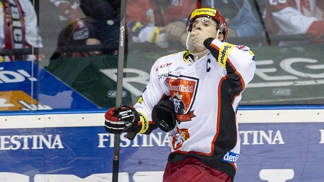 Jiří Šimánek zaznamenal vítěznou trefu Hradce na ledě rivala z Pardubic. Jiří Šimánek zaznamenal vítěznou trefu Hradce na ledě rivala z Pardubic.