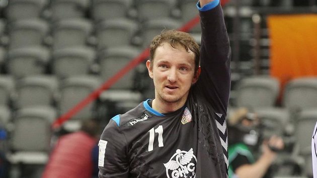 Brankář Petr Štochl zdraví fanoušky po výhře nad Islandem na mistrovství světa v Kataru. Brankář Petr Štochl zdraví fanoušky po výhře nad Islandem na mistrovství světa v Kataru.